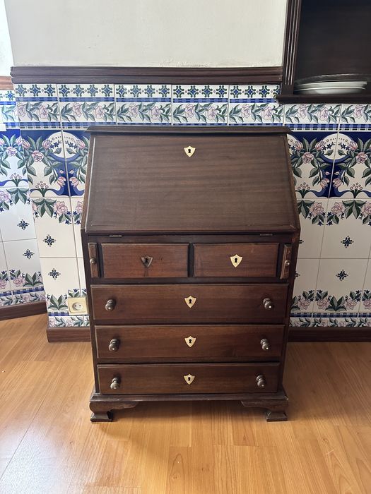 Escrivaninha de madeira escura