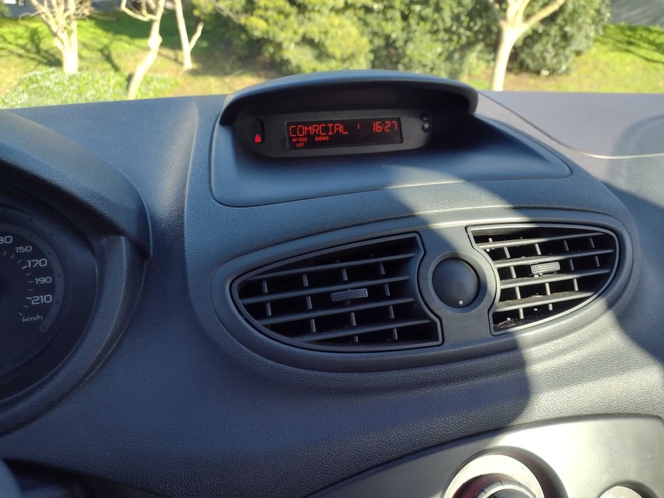 Renault Clio III Gasolina 1.2 - 5 portas - 2006