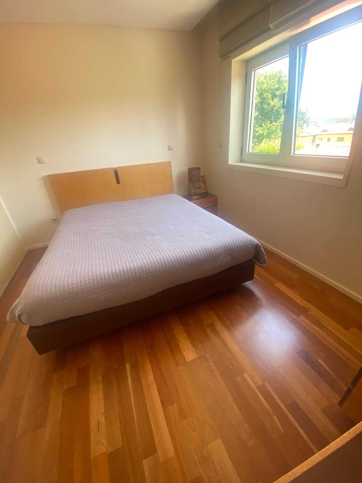 Conjunto quarto: cama com colchão, mesa de cabeceira e cómoda