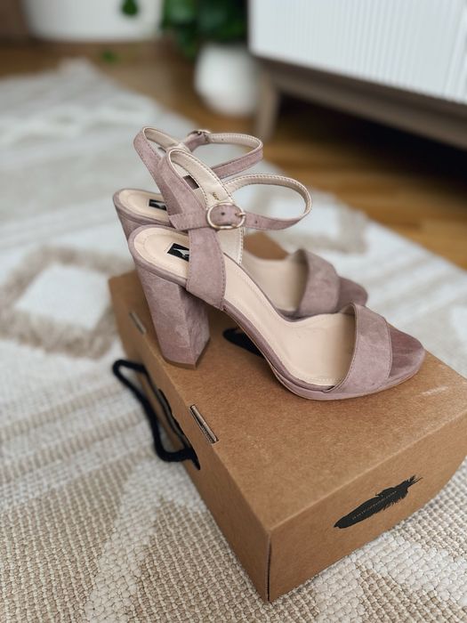 Босоніжки замшеві Л. Карварі пудрові 36 розмір