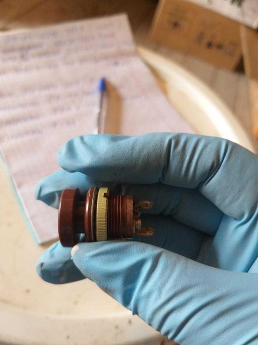 Кнопки К-33, без фиксации, на  2 контакта. Диам. Резьбы 16мм. -98шт