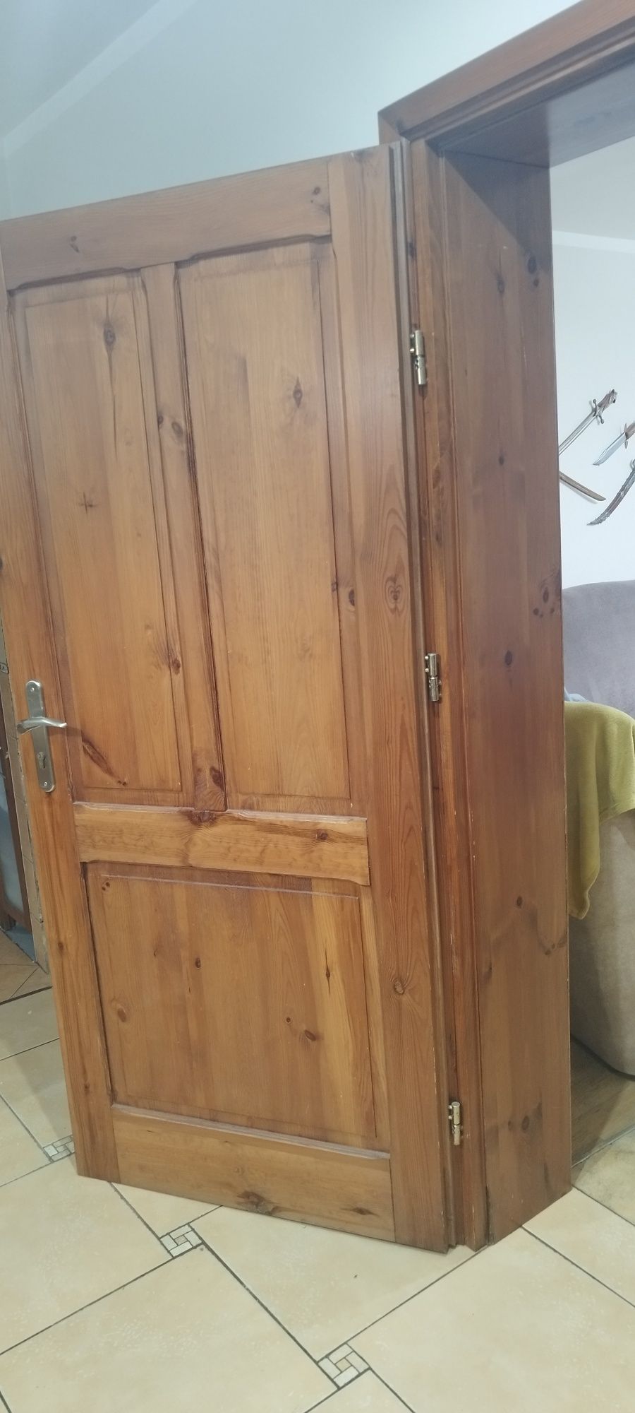 Drzwi wewnętrzne z drewna.