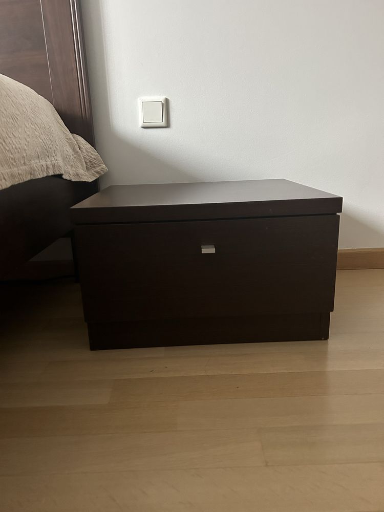 Szafka nocna z szufladą.