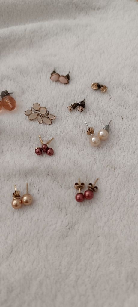 10 pares de brincos pequenos. Usados