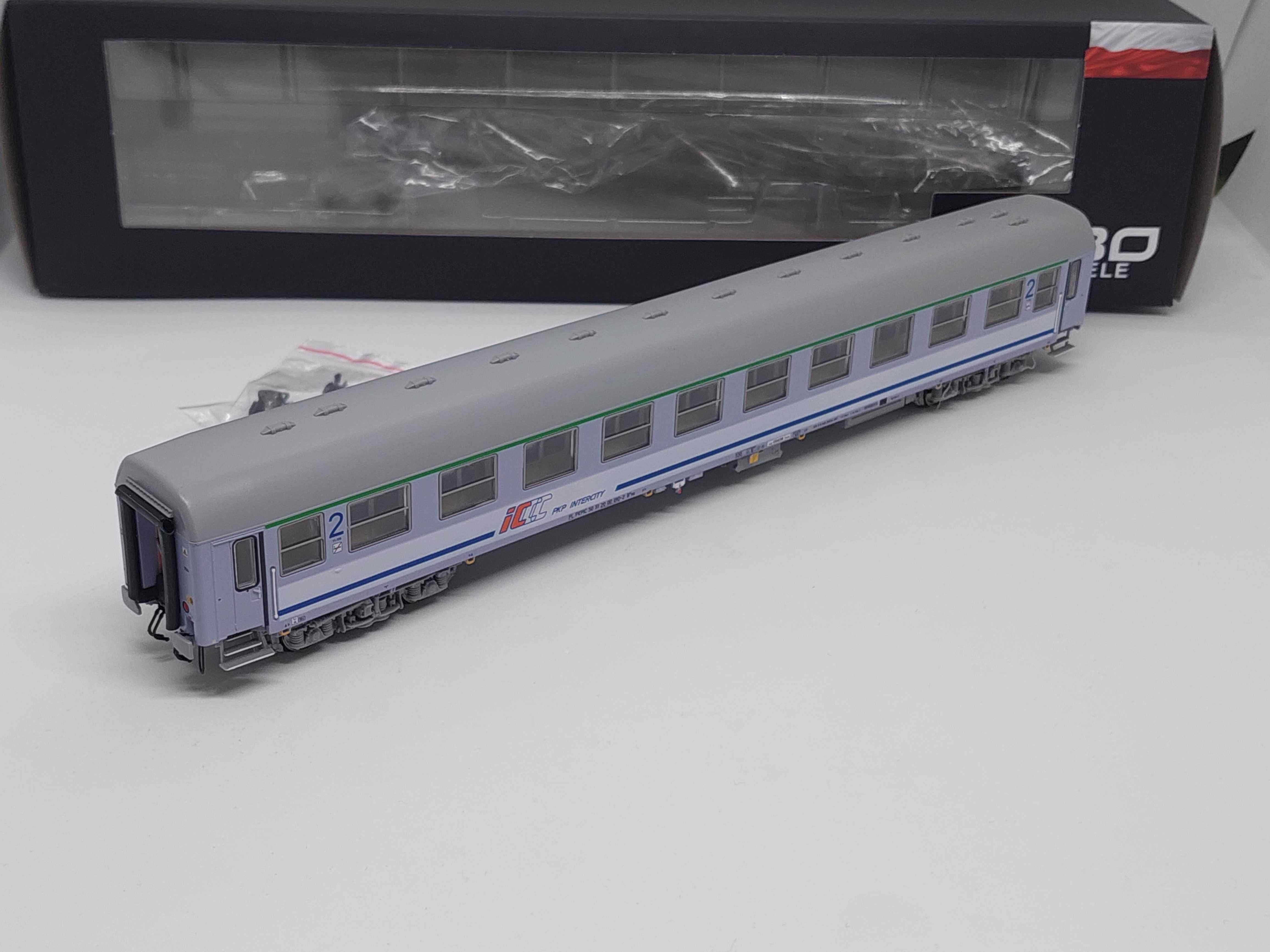 Robo 222230 Wagon 2 kl. PKP Intercity 111Ah H0