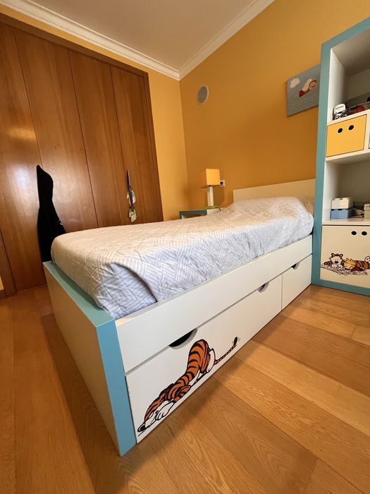 Cama em pinho lacado personalizada da Oficina Riústica