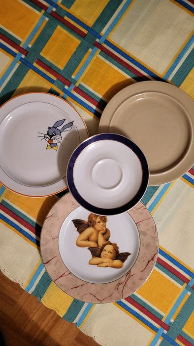 PRL Zestaw różnych talerzyków deserowych.