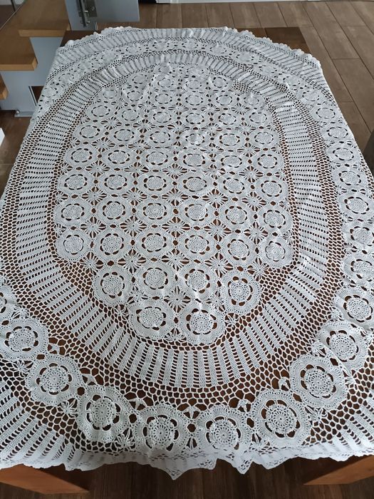 Obrus okrągły ok.177 cm długości