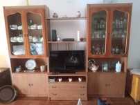Móvel de sala com espaço para TV e cristaleira