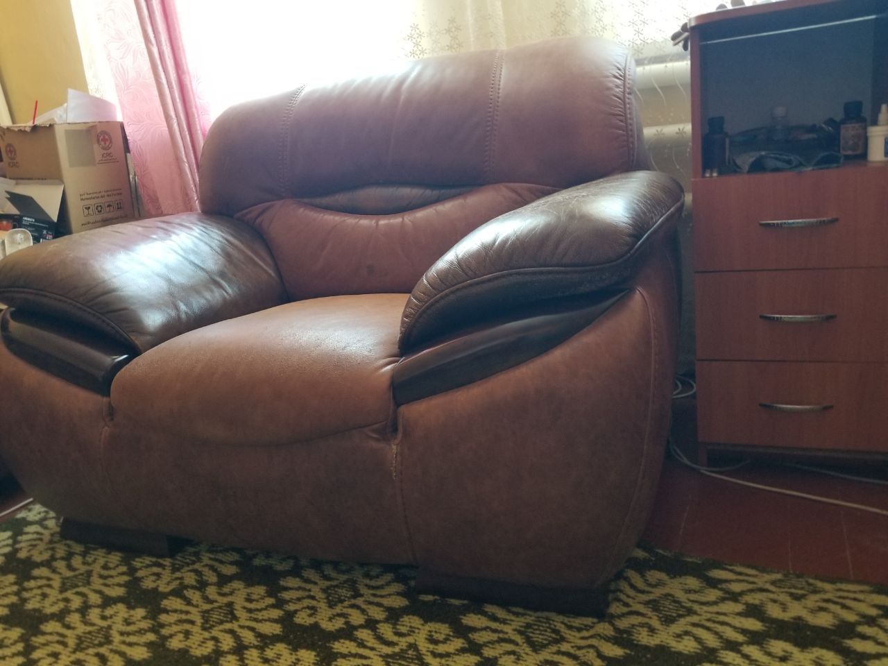 Два кресла и диван, малайзийская кожа