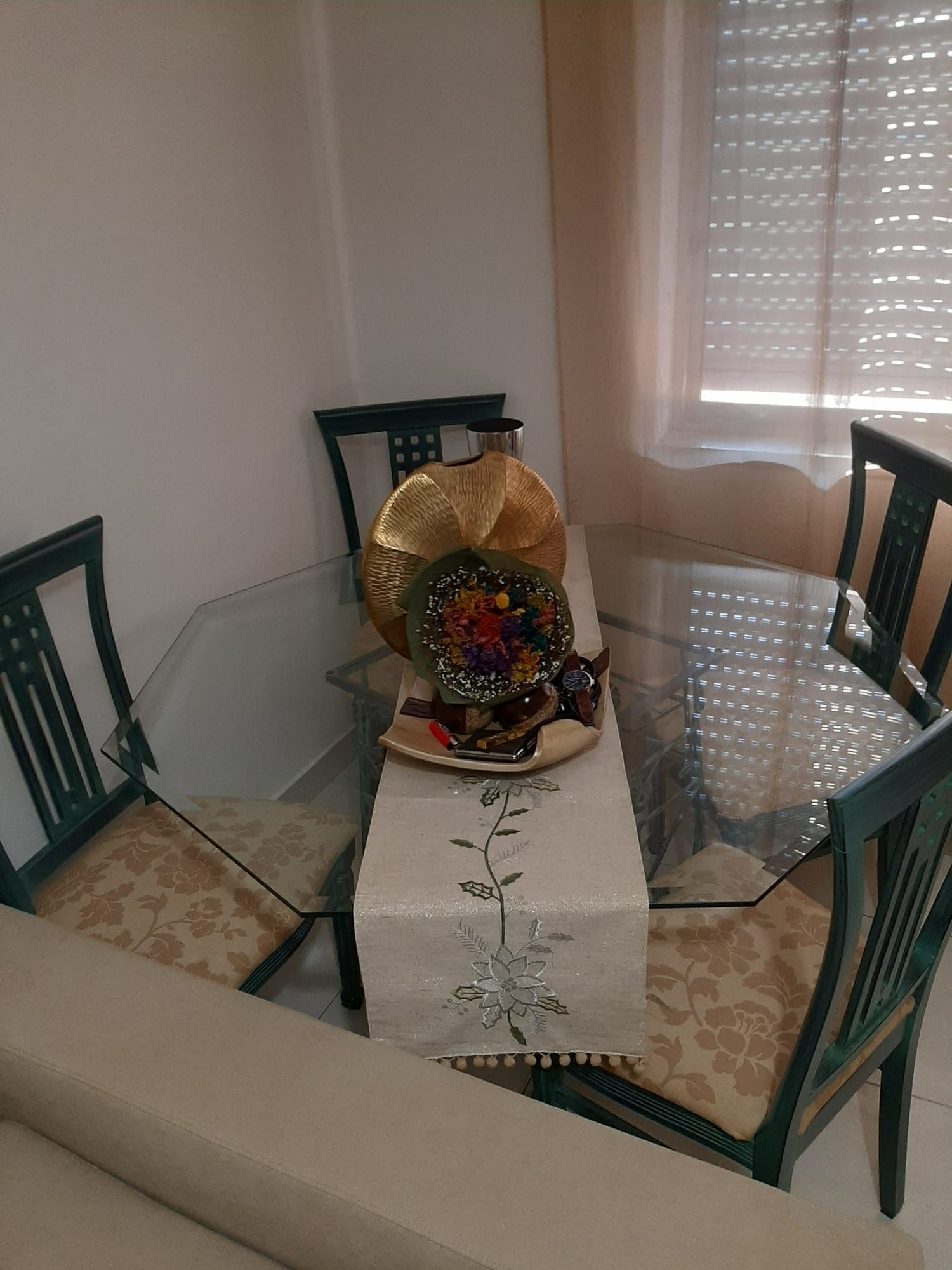 Mesa de sala + 4 cadeiras