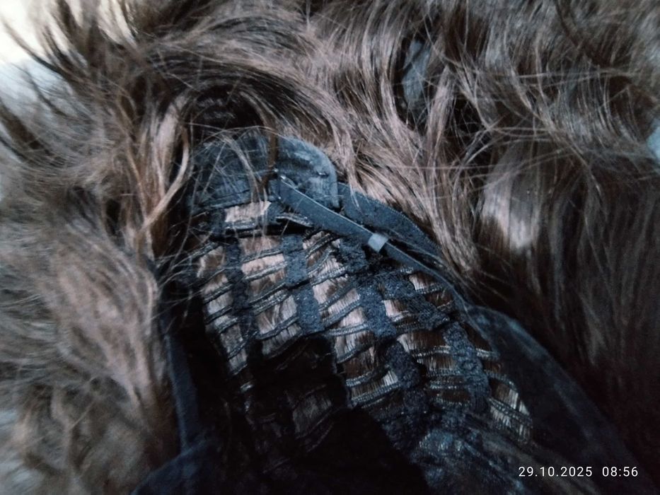 Syntetyczna peruka .Włosy półdługie, delikatnie falowane z grzywką.