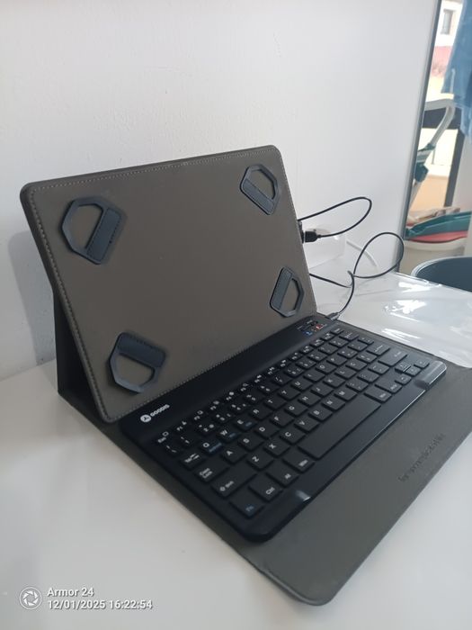 Capa com teclado para tablet GOODIS