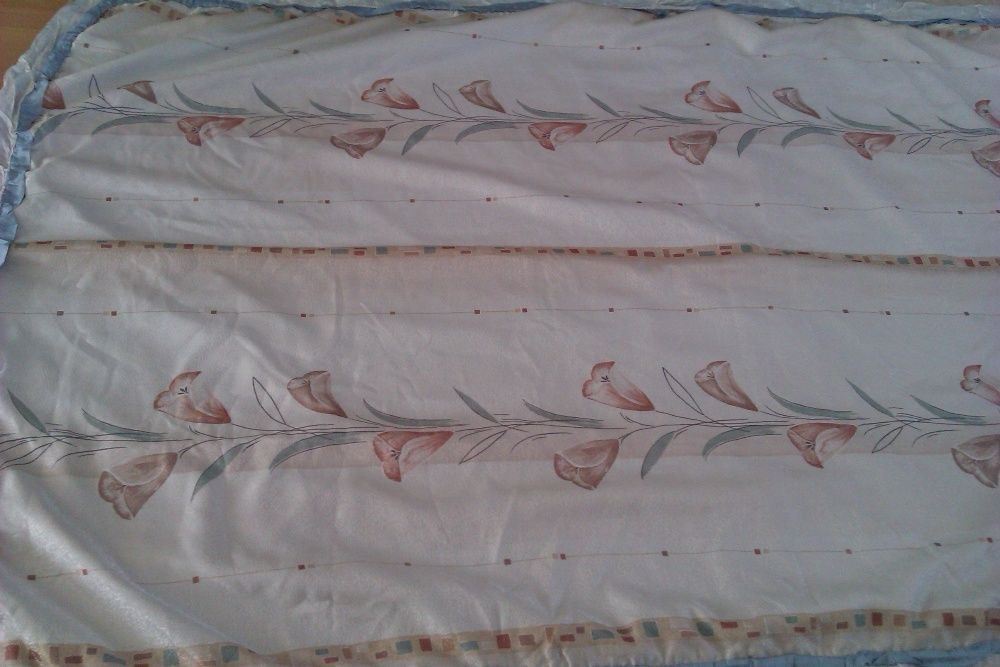 Narzuta satynowa w kwiaty z falbaną