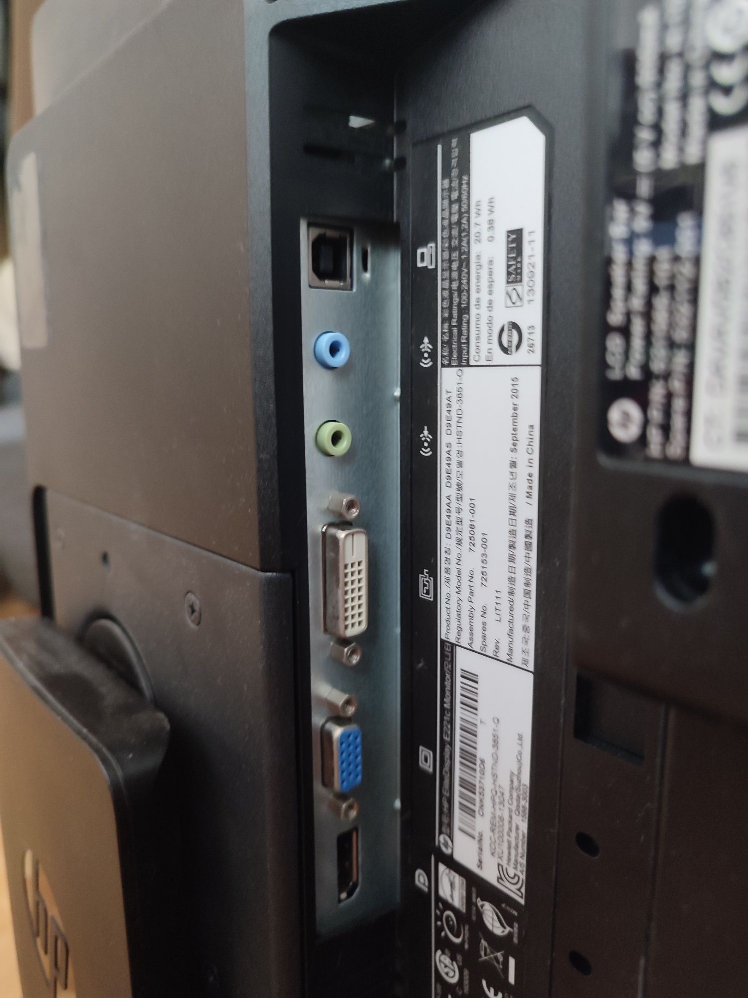 HP EliteDisplay E221c 21,5″ + głośnik / kamera / USB / DVI / DisplayPo