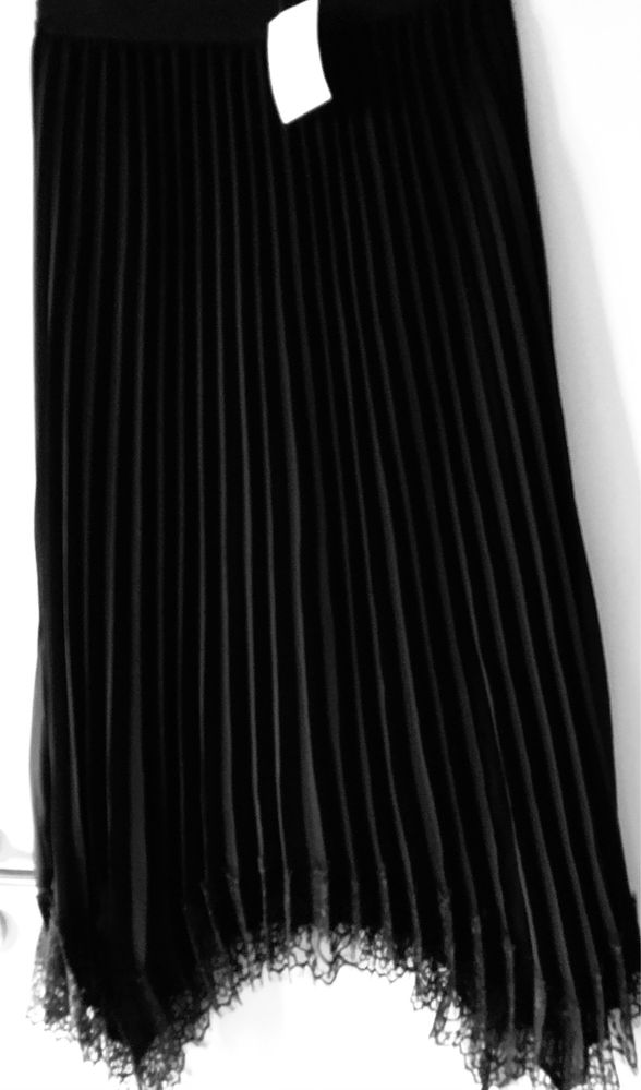 Spodnica plisowana, czarna, wykończona koronką, podszewka, 34