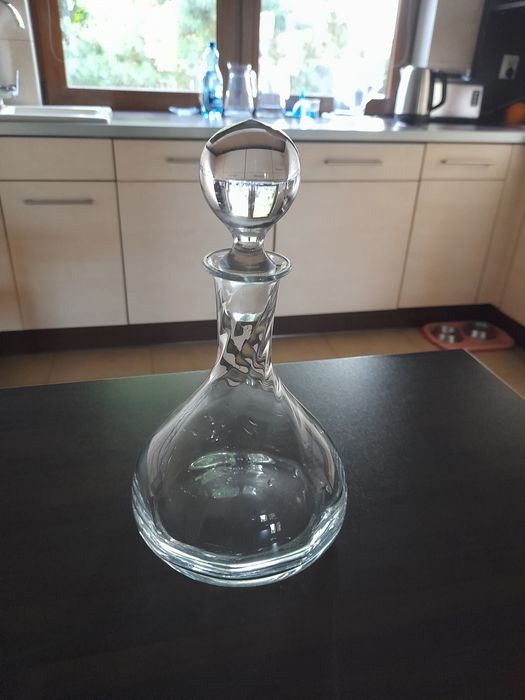 Karafka na wino . Bezbarwne szkło.
Wysokość bez korka ok 21, 5 cm 
Z k