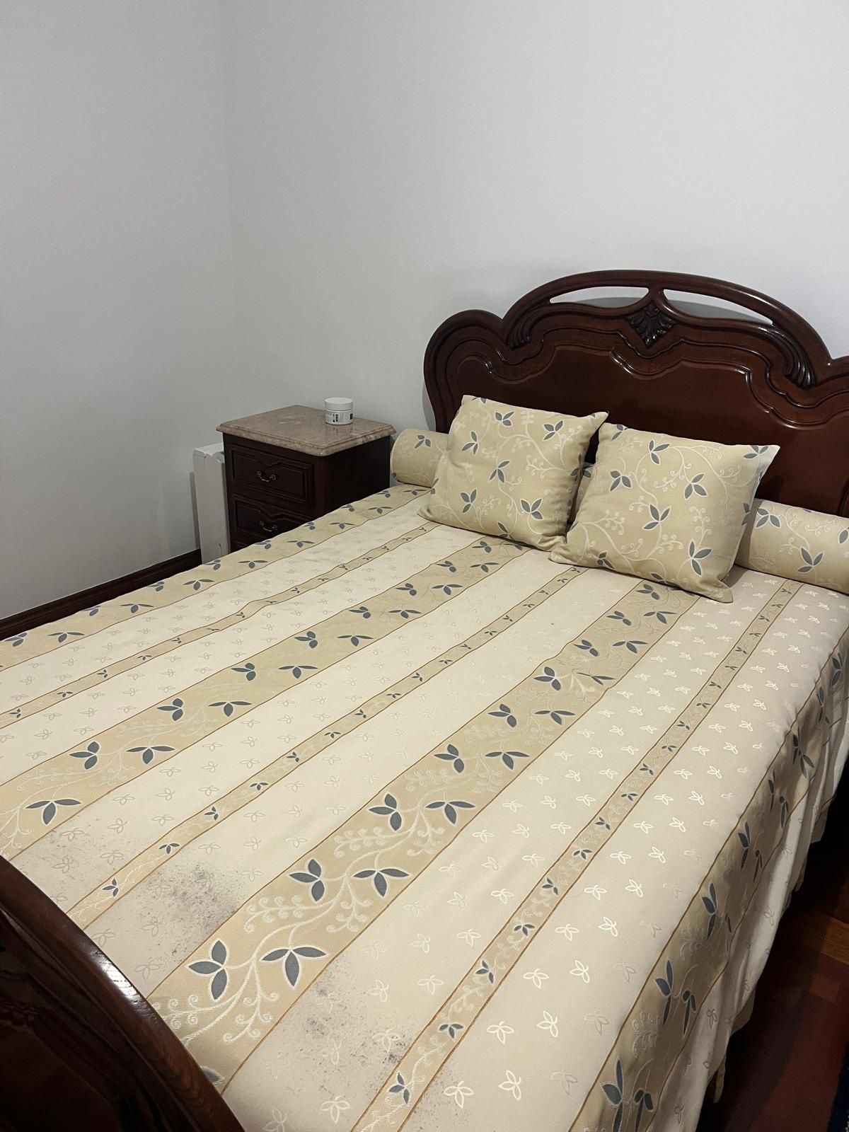 Conjunto para quarto em tons bege.