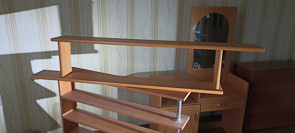 Навісні книжкові полиці