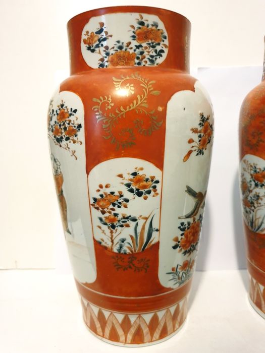 Par de antigas jarras asiáticas em porcelana esmaltada e assinada