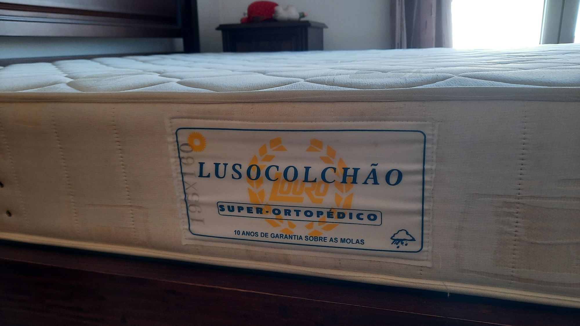 Cama Mogno+ colchao lusocolchão sem uso, boa qualidade