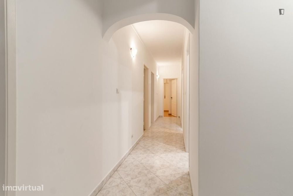 Quarto - localizado em Linda-a-Velha Lisbon