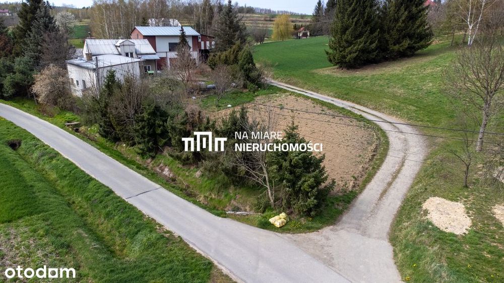 300m od DK 19, pośród niskiej zabudowy