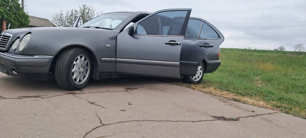 Продам мерседес 210