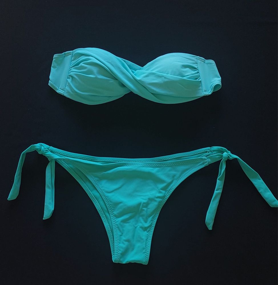 Bikini verde, cruzado