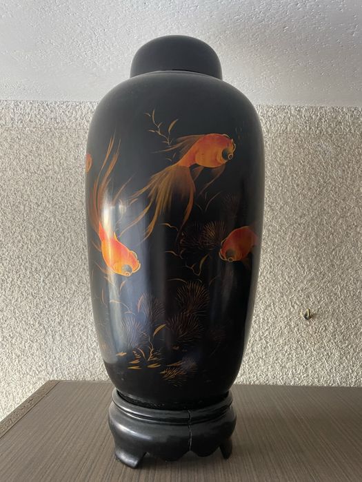 Wazon z laki i inne przednioty chińska laka porcelana porcelit