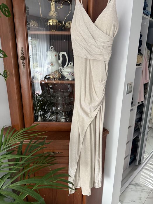 Sukienka wieczorowa mieniącą się