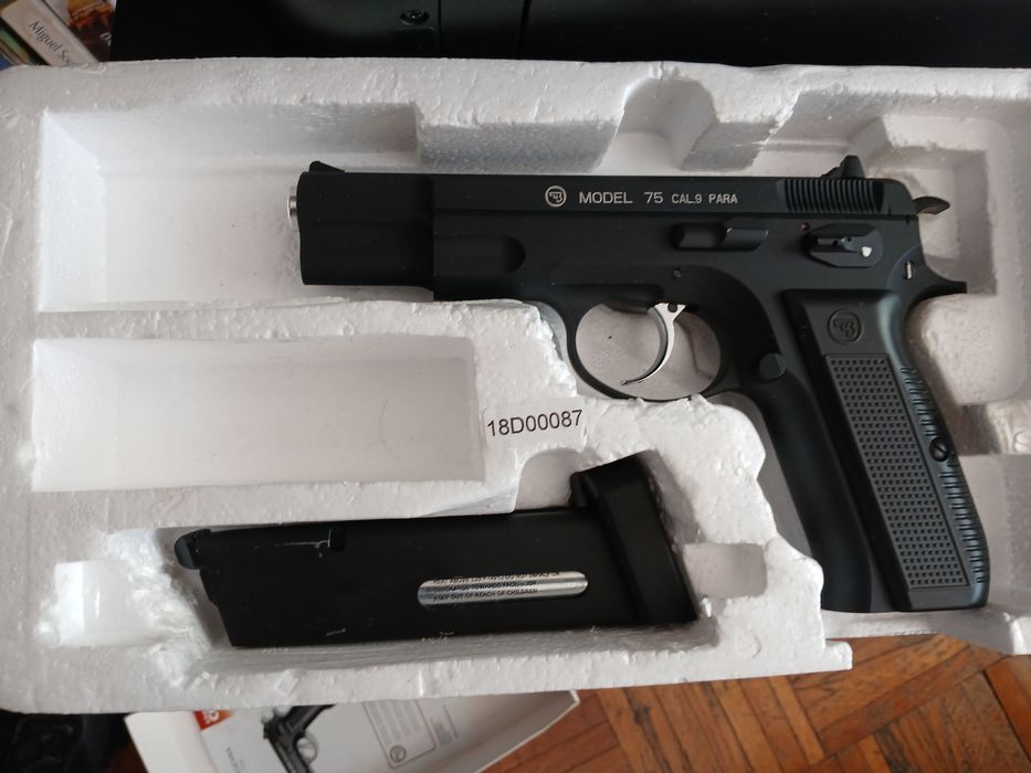 Pistola CZ 75 airgun 4.5 mm, como nova, com caixa e fatura.