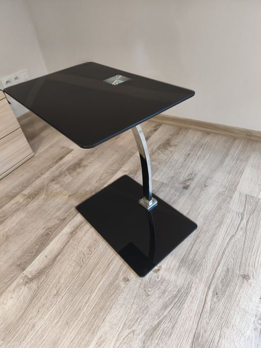 Czarny szklany stolik pod laptopa