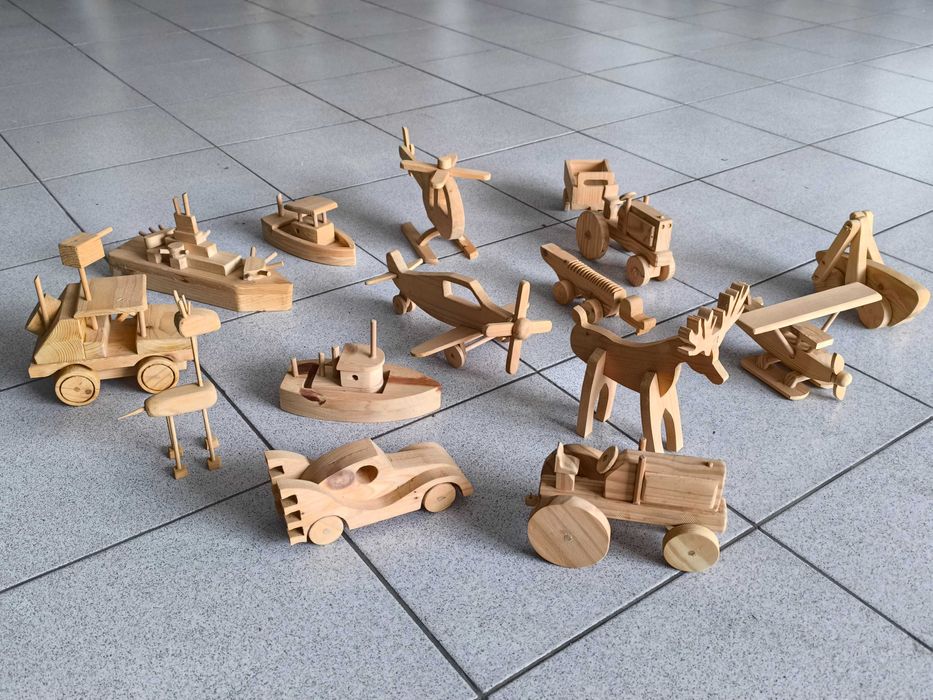 Brinquedos em madeira feitos à mão