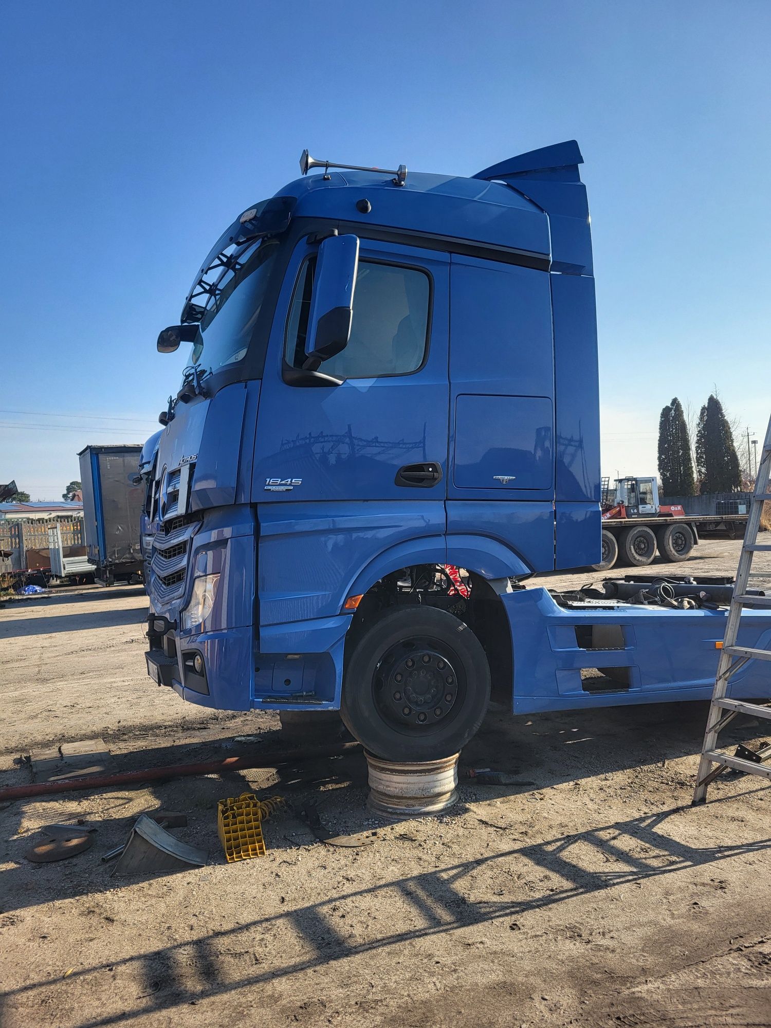Dwa Mercedesy actros MP4 E5 uszkodzony lub na części