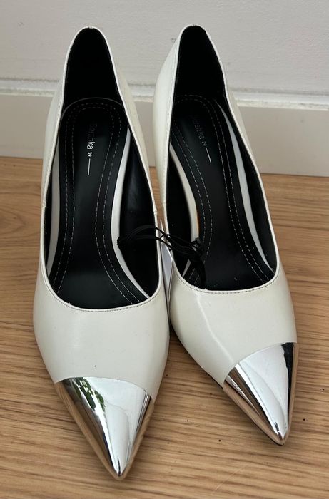 Sapatos brancos de salto alto Bershka