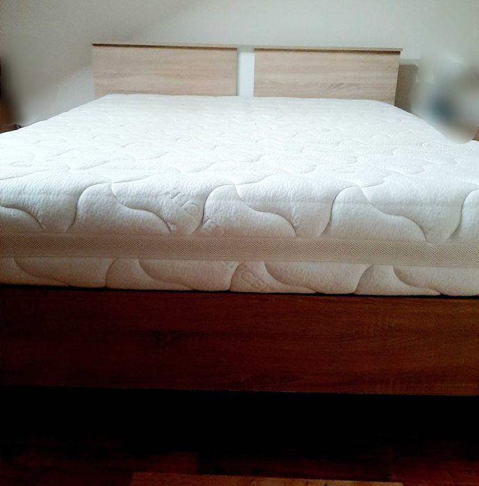 Łóżko z materacem