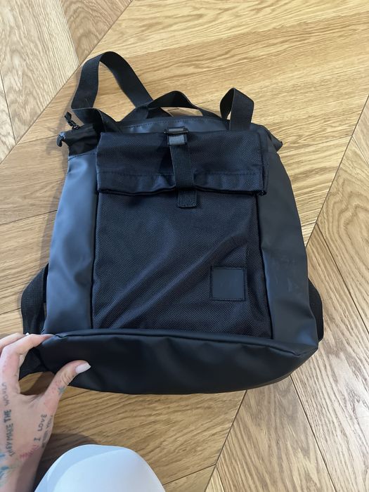 Чорний рюкзак середнього розміру