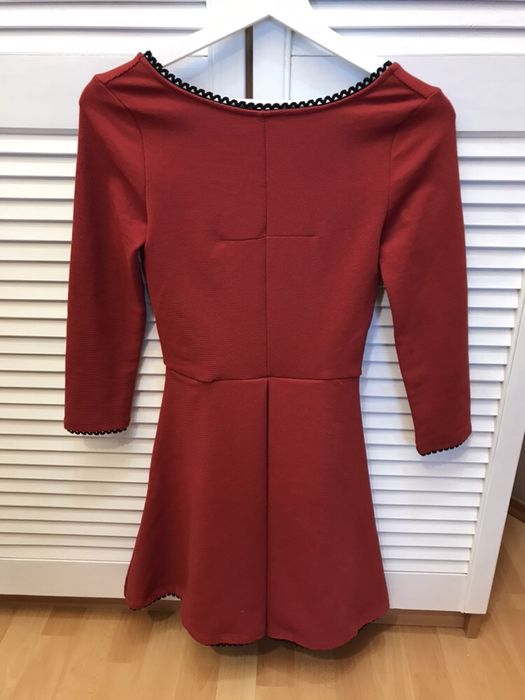 Sukienka rozkloszowana miedziana pull&bear xs 3/4 rękaw czarne wstawki