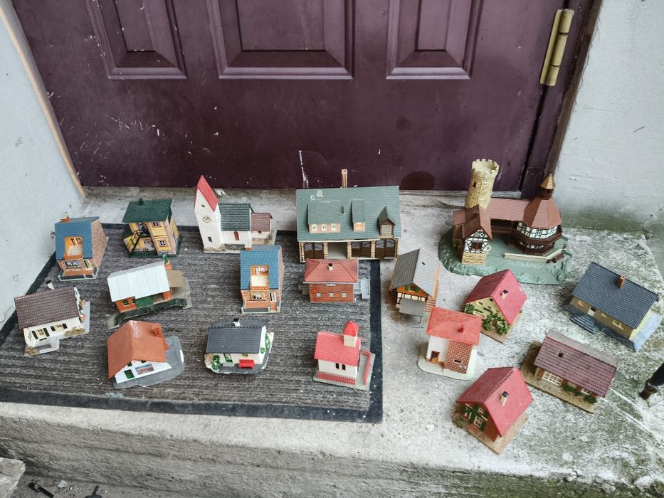 18 domków budynków na makietę dioramę Np kolejki H0