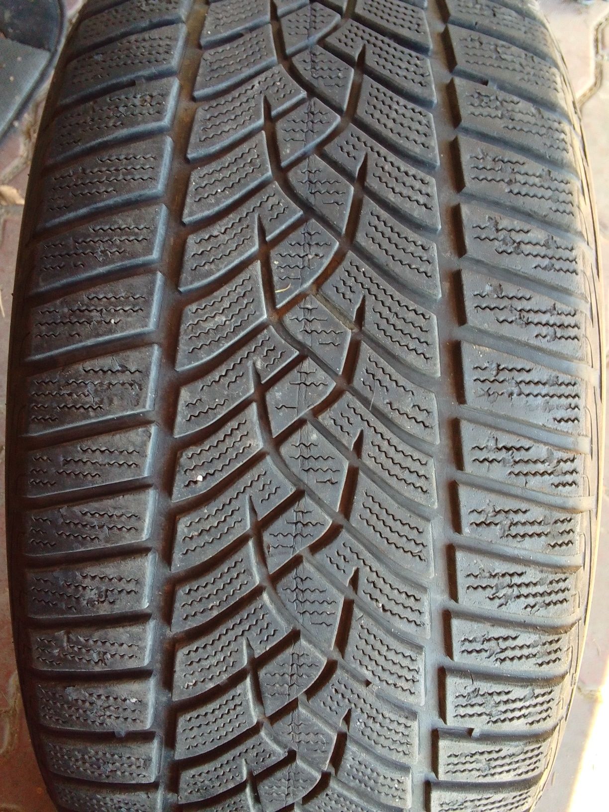 Opona zimowa 235/50r17 GOODYEAR