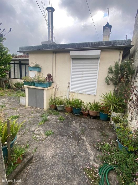Casa para Recuperar em Vale de Cambra, com 4 Quartos e Pátio
