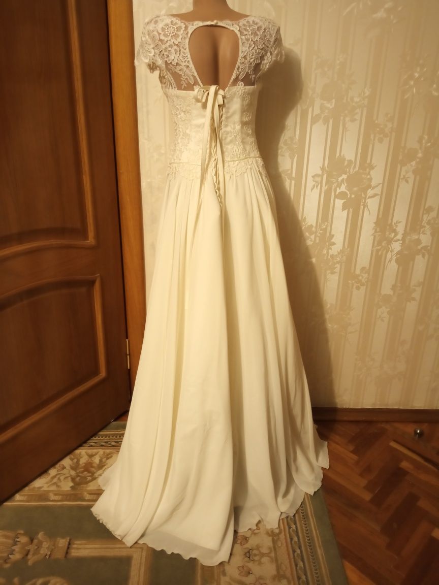 Весільна сукня із шубкою