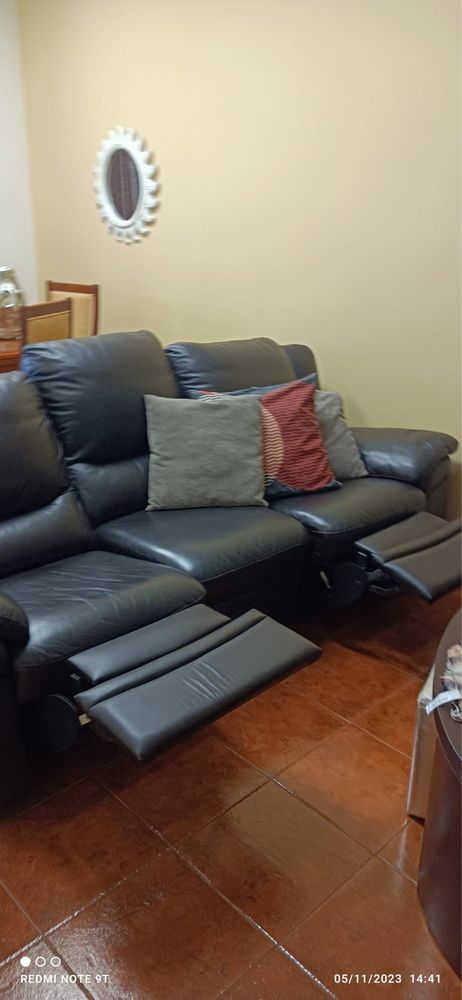 Sofa com repousa pes como novo