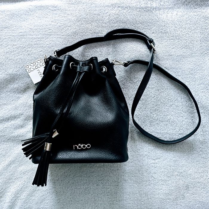 Nobo torebka czarna worek z ozdobnymi chwostami i metalowym logo