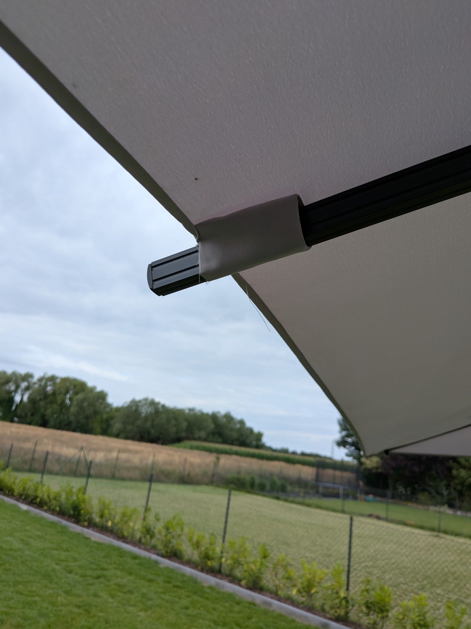 Parasol ogrodowy 500 cm na wysięgniku z dodatkowym obciążeniem