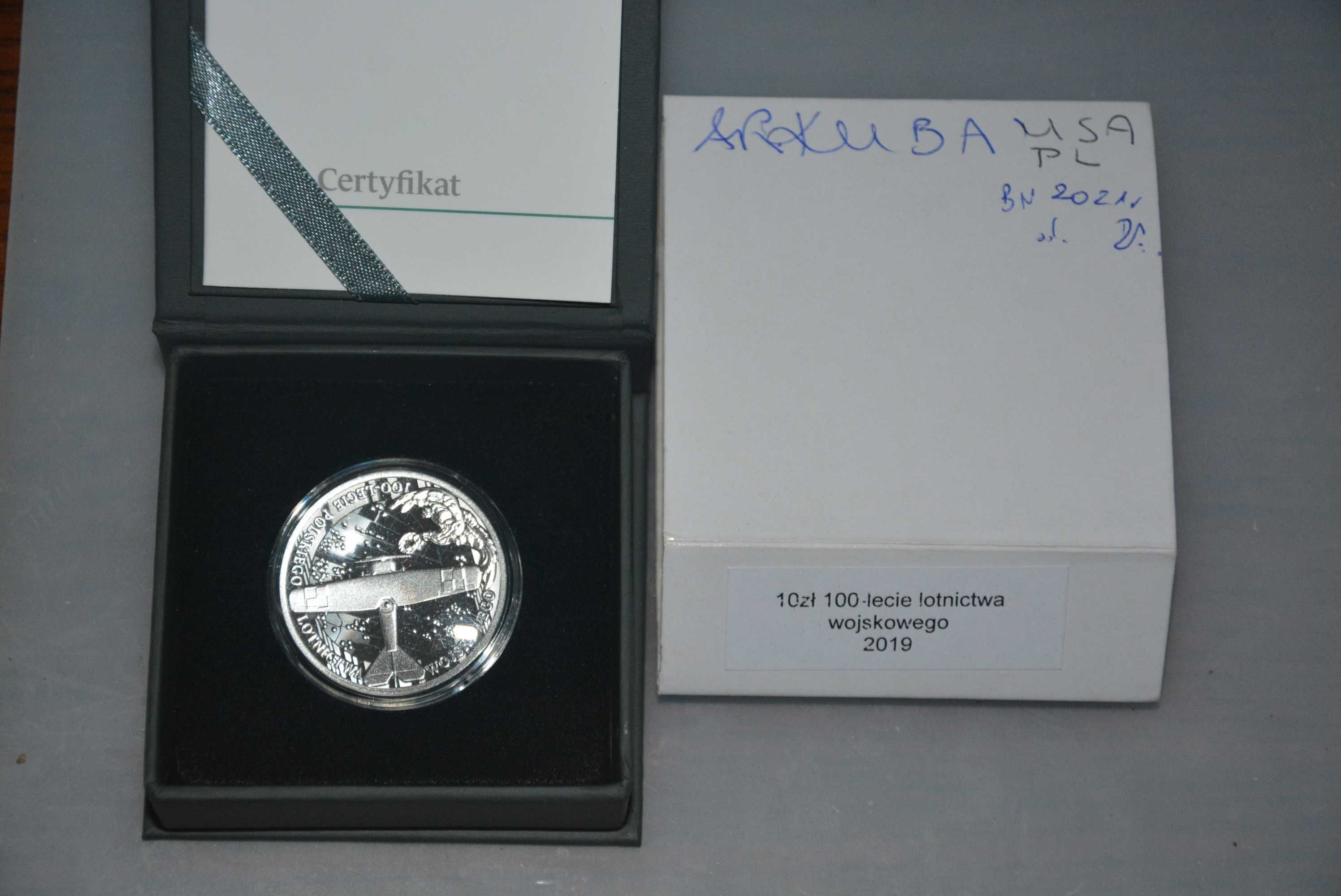 Srebrna moneta 10zł pn. 100 lat lotnictwa wojskowego w pudełku.