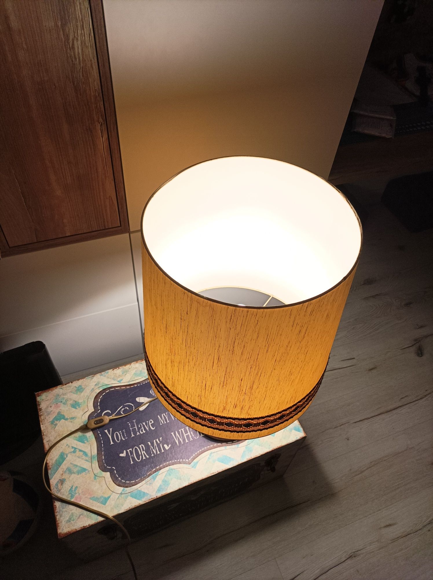 Piękna, stara lampa stołowa z dwoma abażurami.