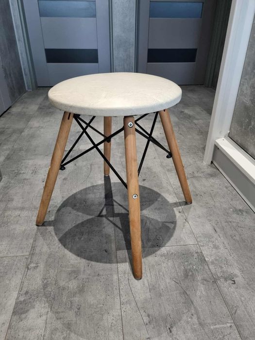 Taboret na drewnianych nogach krzesło