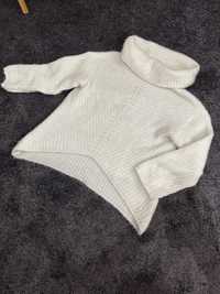 Sweter z dłuższym tyłem biały